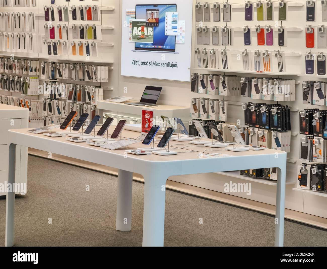 Praga, Repubblica Ceca – 31 marzo 2026: Interni del rivenditore Apple con smartphone, tablet e accessori esposti nel negozio di elettronica Foto Stock