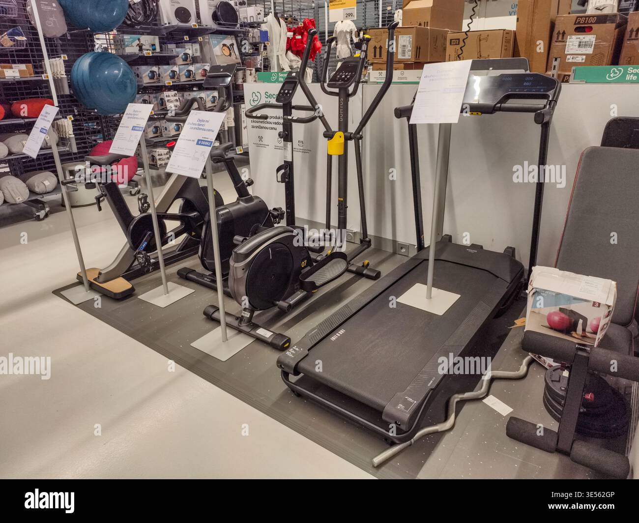 Praga, Repubblica Ceca - 31 marzo 2026: Interno di un grande negozio di articoli sportivi con attrezzature fitness, macchine per esercizi e attrezzature da palestra a Praga. Foto Stock