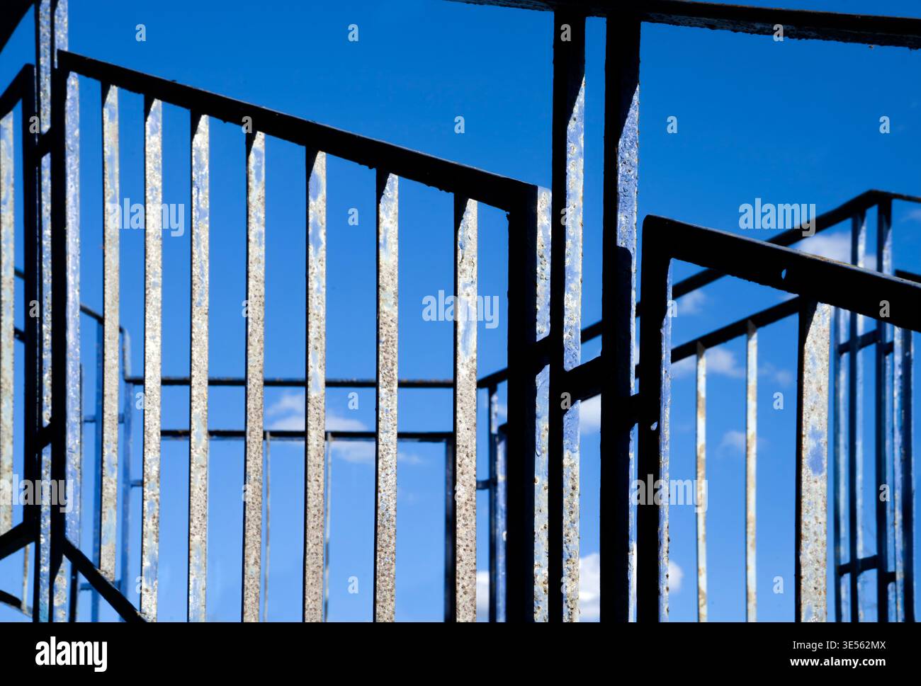 vecchia ringhiera blu su una scala che porta al cielo Foto Stock