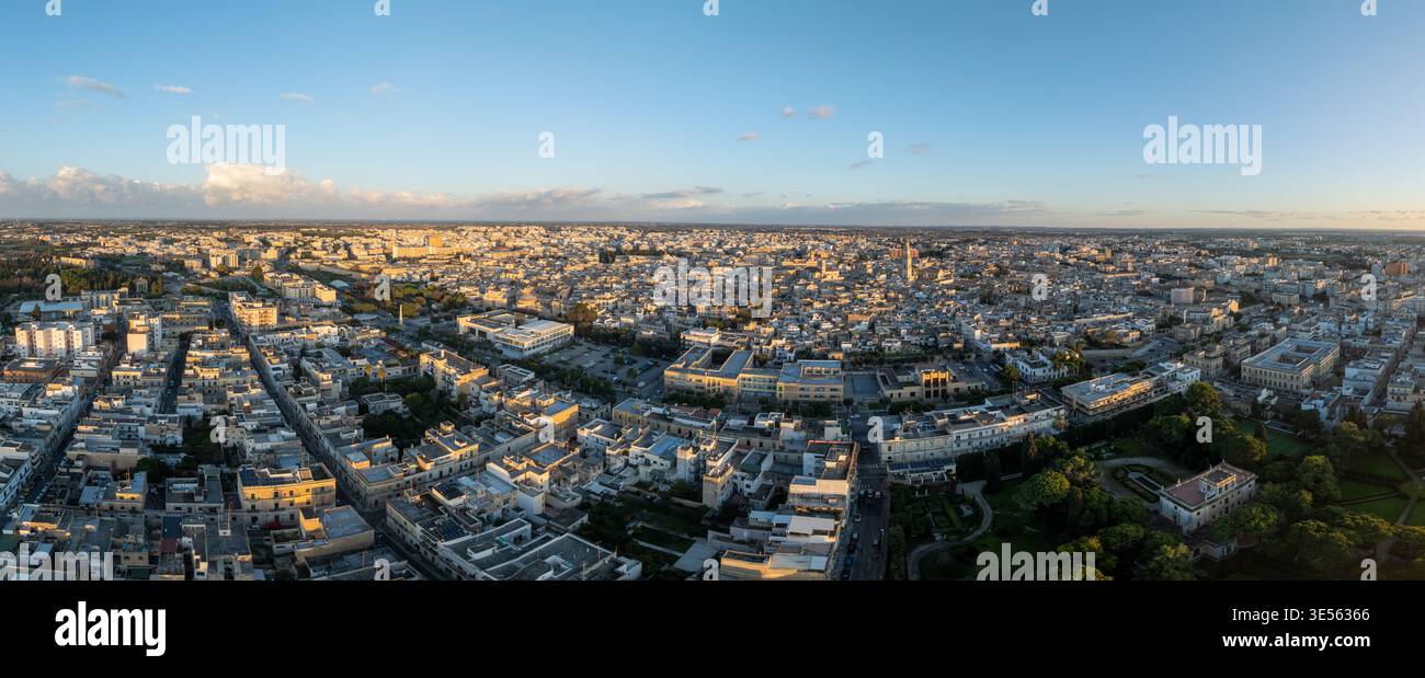 Lecce aerea: Scopri la magia di Piazza del Duomo, le antiche rovine romane e le ricche tradizioni della Puglia nella città barocca più bella d'Italia. Foto Stock