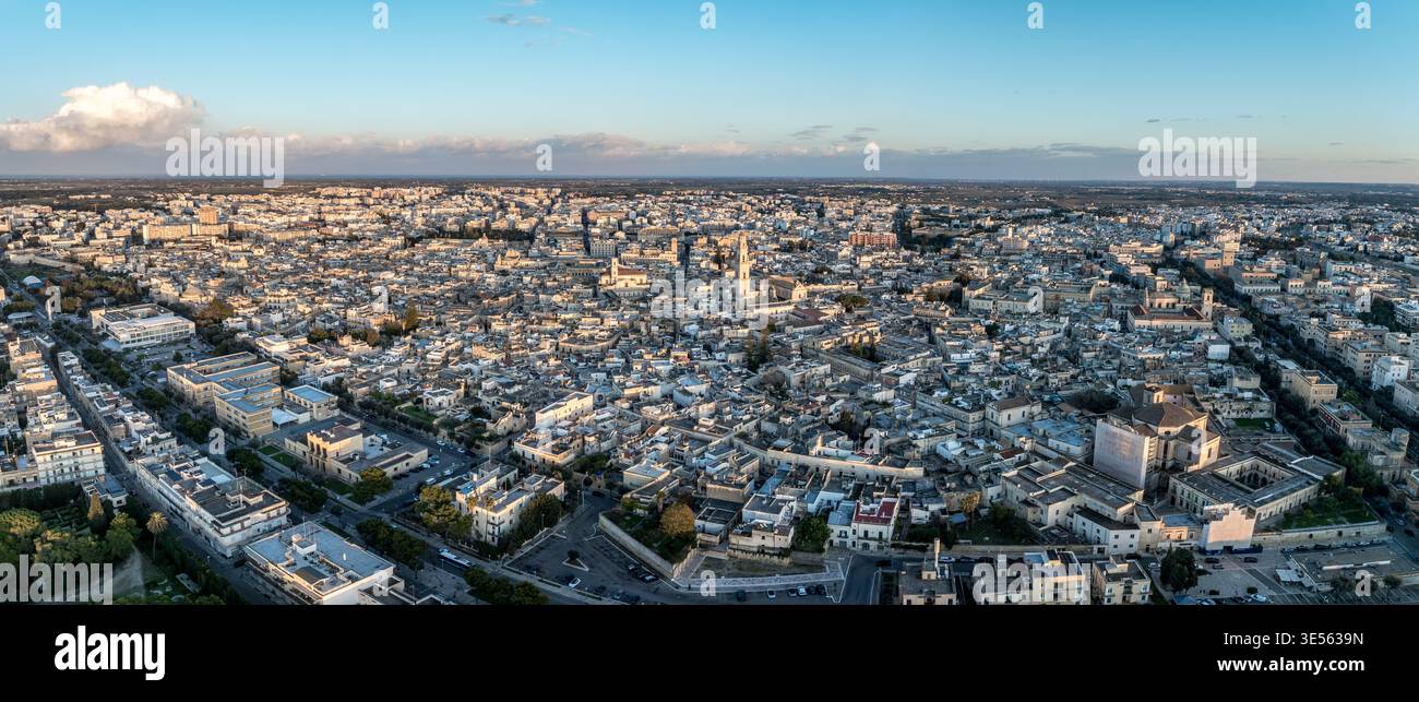 Lecce aerea: Scopri la magia di Piazza del Duomo, le antiche rovine romane e le ricche tradizioni della Puglia nella città barocca più bella d'Italia. Foto Stock
