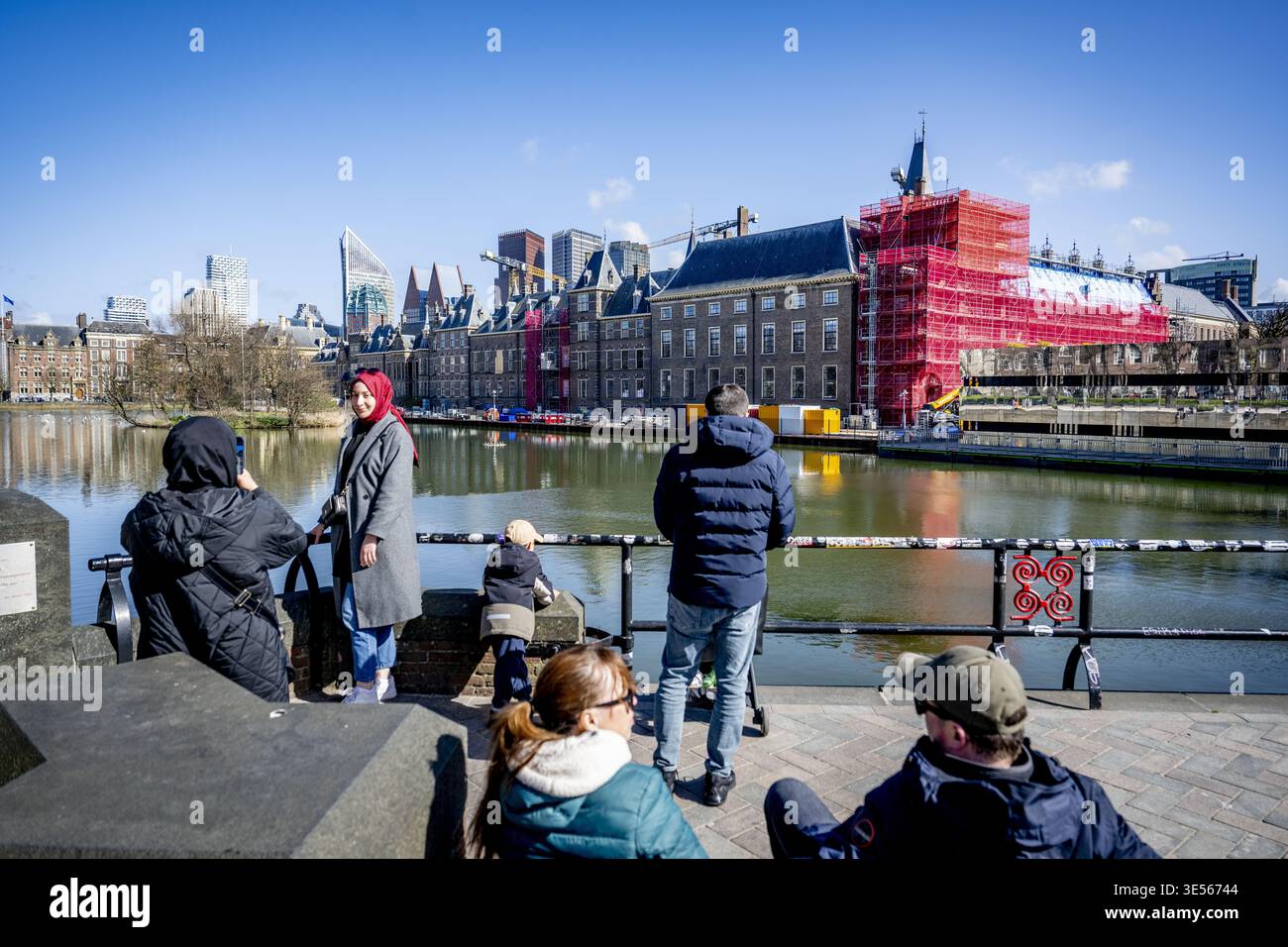 L'AIA - ristrutturazione al Binnenhof a l'Aia. Il Binnenhof è in fase di ristrutturazione dal 1° ottobre 2021. L'obiettivo è quello di rendere gli edifici che ospitano la prima e la seconda camera, tra gli altri, a prova di futuro. La ristrutturazione del Binnenhof a l'Aia sta diventando di nuovo più costosa. ROBIN UTRECHT /ANP netherlands Out - belgium Out Foto Stock