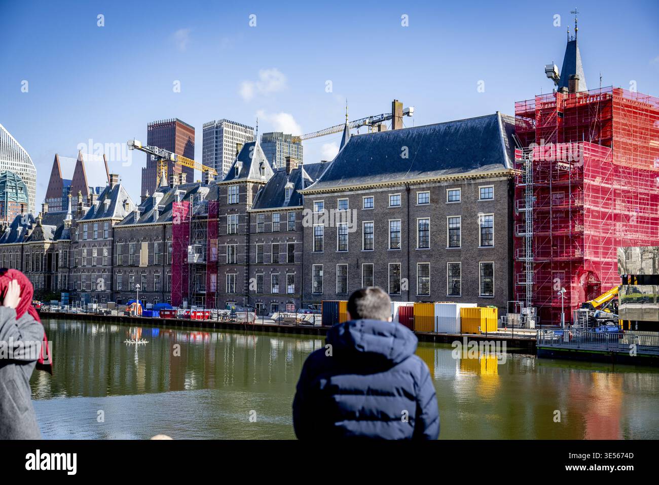 L'AIA - ristrutturazione al Binnenhof a l'Aia. Il Binnenhof è in fase di ristrutturazione dal 1° ottobre 2021. L'obiettivo è quello di rendere gli edifici che ospitano la prima e la seconda camera, tra gli altri, a prova di futuro. La ristrutturazione del Binnenhof a l'Aia sta diventando di nuovo più costosa. ROBIN UTRECHT /ANP netherlands Out - belgium Out Foto Stock