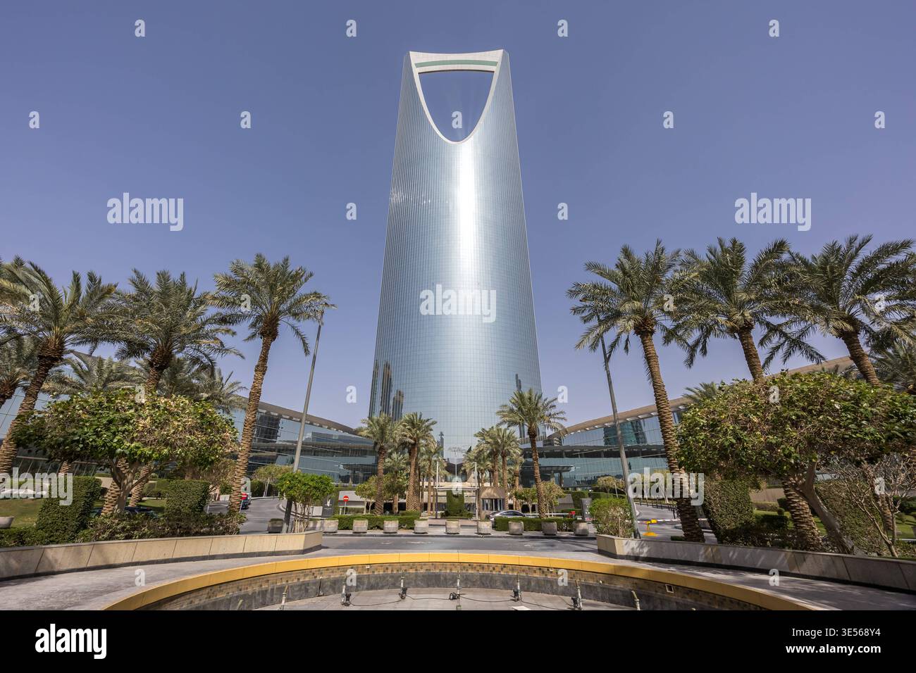 Riad Skyline Kingdom Centre Tower Hochhaus a Riad, Riad Arabia Saudita, Arabia Saudita - 15. Febbraio 2026: Riad Skyline Kingdom Centre Tower Hochhaus a Riad, Arabia Saudita. *** Il grattacielo Riyadh Skyline Kingdom Centre Tower a Riyadh, Arabia Saudita Riyadh, Arabia Saudita 15 febbraio 2026 il grattacielo Riyadh Skyline Kingdom Centre Tower a Riyadh, Arabia Saudita Foto Stock