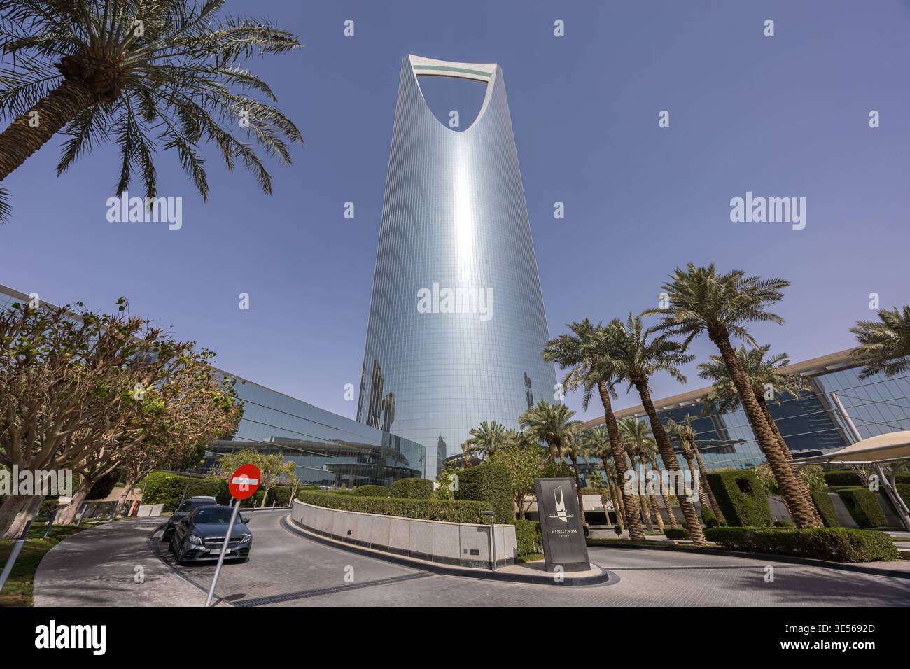 Riad Skyline Kingdom Centre Tower Hochhaus a Riad, Riad Arabia Saudita, Arabia Saudita - 15. Febbraio 2026: Riad Skyline Kingdom Centre Tower Hochhaus a Riad, Arabia Saudita. *** Il grattacielo Riyadh Skyline Kingdom Centre Tower a Riyadh, Arabia Saudita Riyadh, Arabia Saudita 15 febbraio 2026 il grattacielo Riyadh Skyline Kingdom Centre Tower a Riyadh, Arabia Saudita Foto Stock