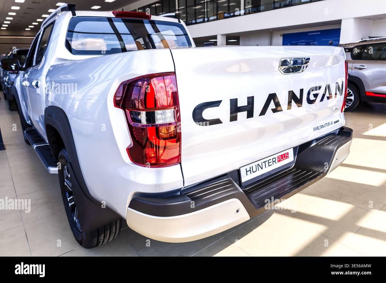 Samara, Russia - 26 aprile 2025: Parte posteriore del veicolo 4x4 Changan Hunter Plus con logo Foto Stock
