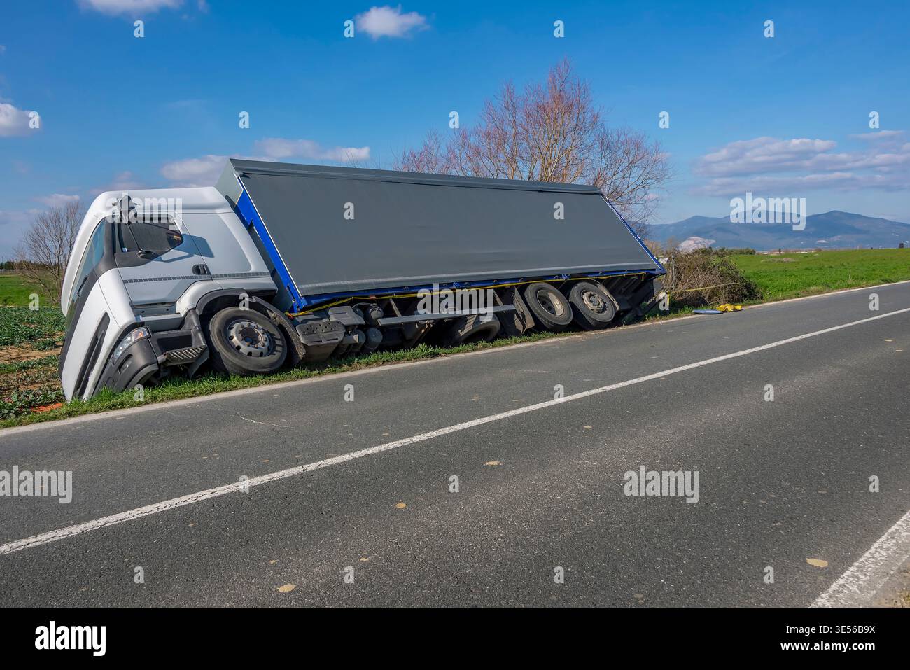 Un carrello si piega su un lato dopo essere uscito dalla strada Foto Stock