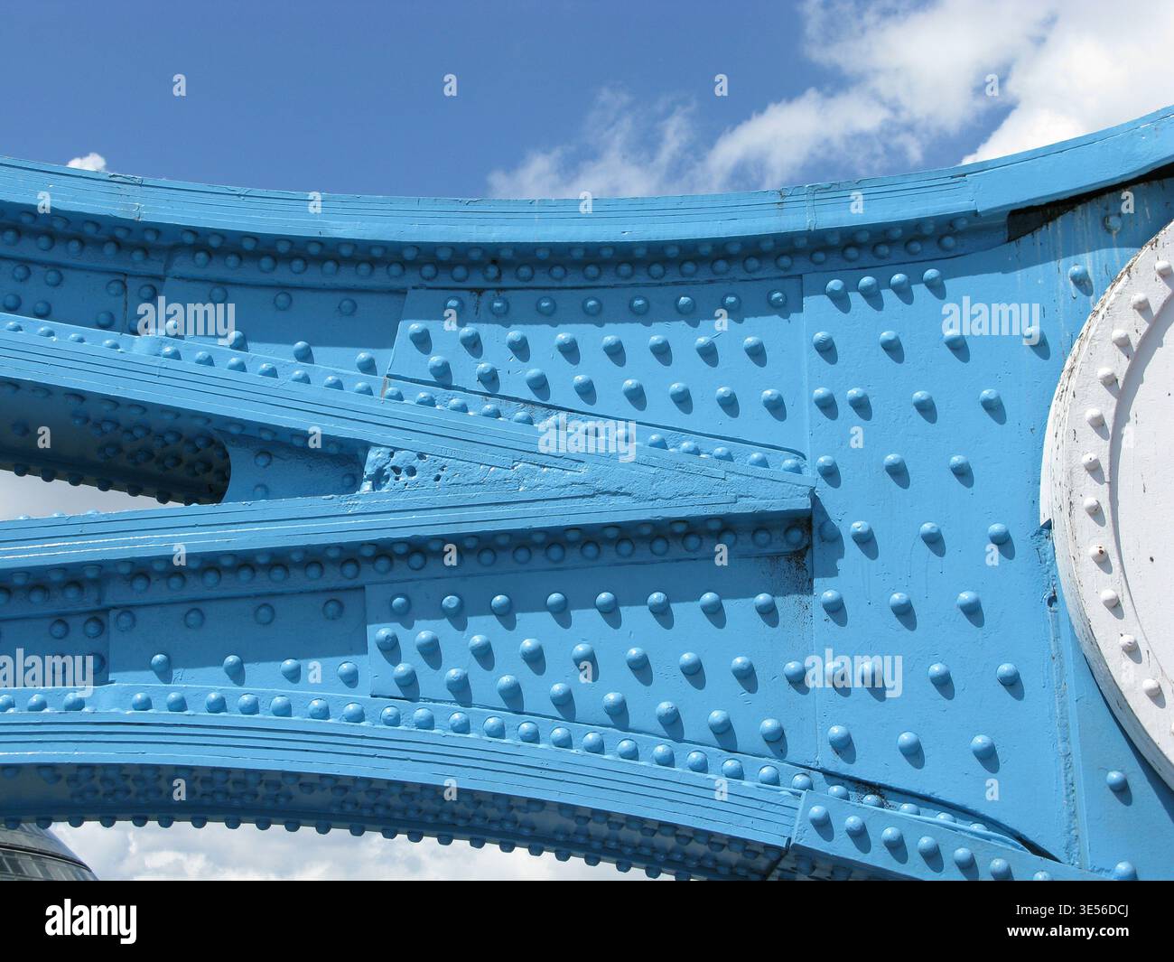 NOT 1286 TOWER BRIDGE Londra, Inghilterra, Regno Unito RIVITS dipinte di rosso, bianco e blu per il Giubileo d'Argento della Regina Foto Stock