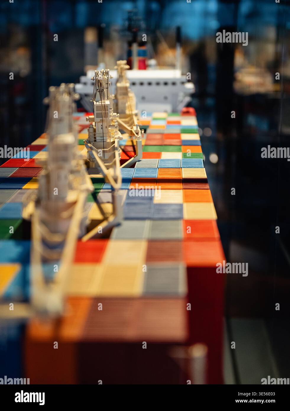 Modello in scala di una nave da carico con contenitori colorati. Un'immagine poco profonda della profondità di campo di una nave container in miniatura con file di container da carico. Foto Stock