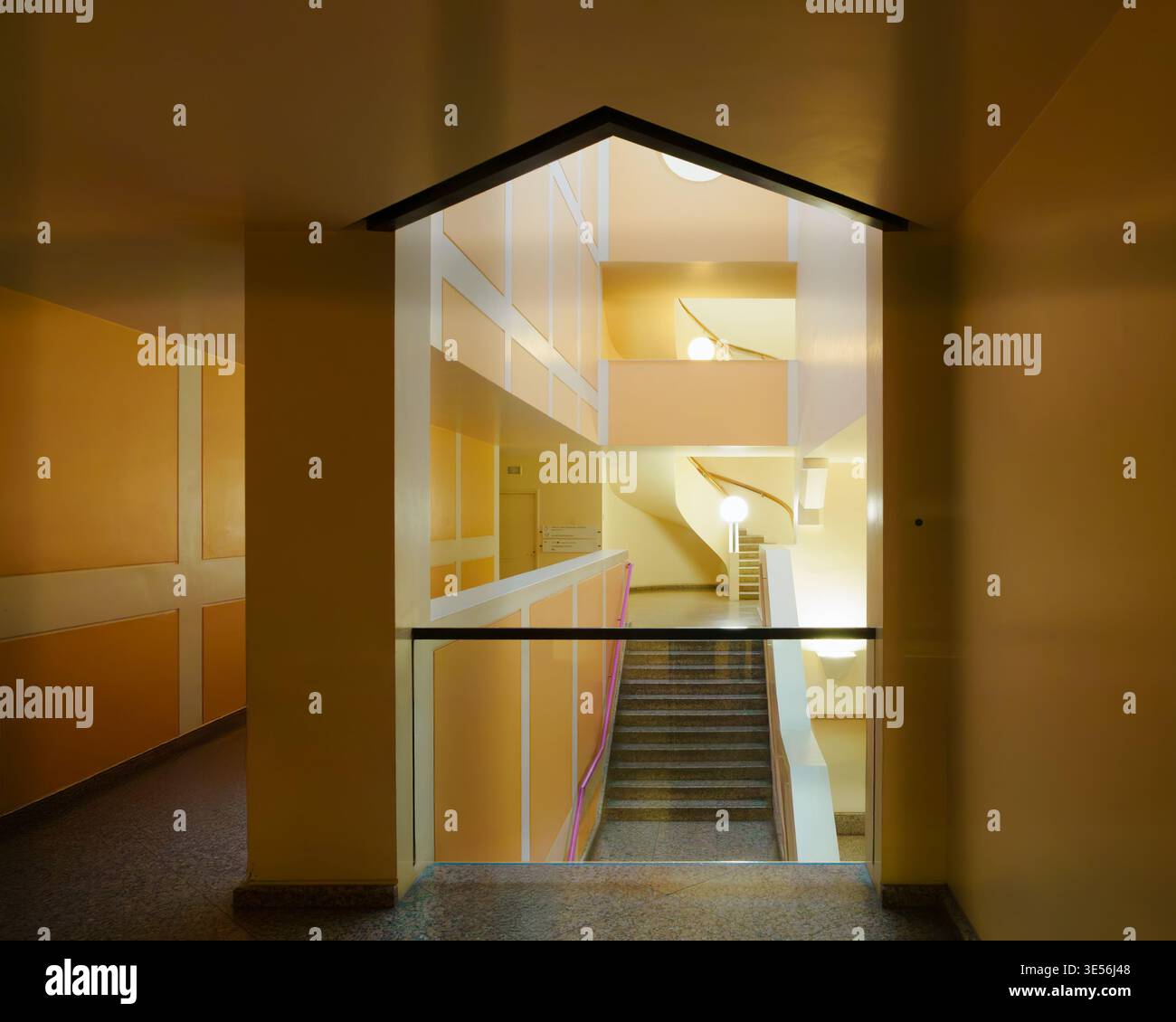 Londra, Inghilterra, Regno Unito - Clore Gallery at Tate Britain galleria d'arte di Stirling & Wilford, interni Foto Stock