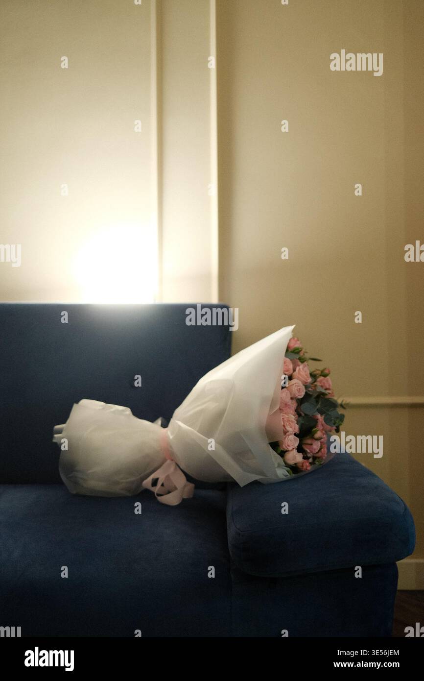Elegante composizione estetica del bouquet di rose rosa, romantico bouquet di fiori di rosa sul letto, delicato umore estetico primaverile dei fiori di rosa Foto Stock