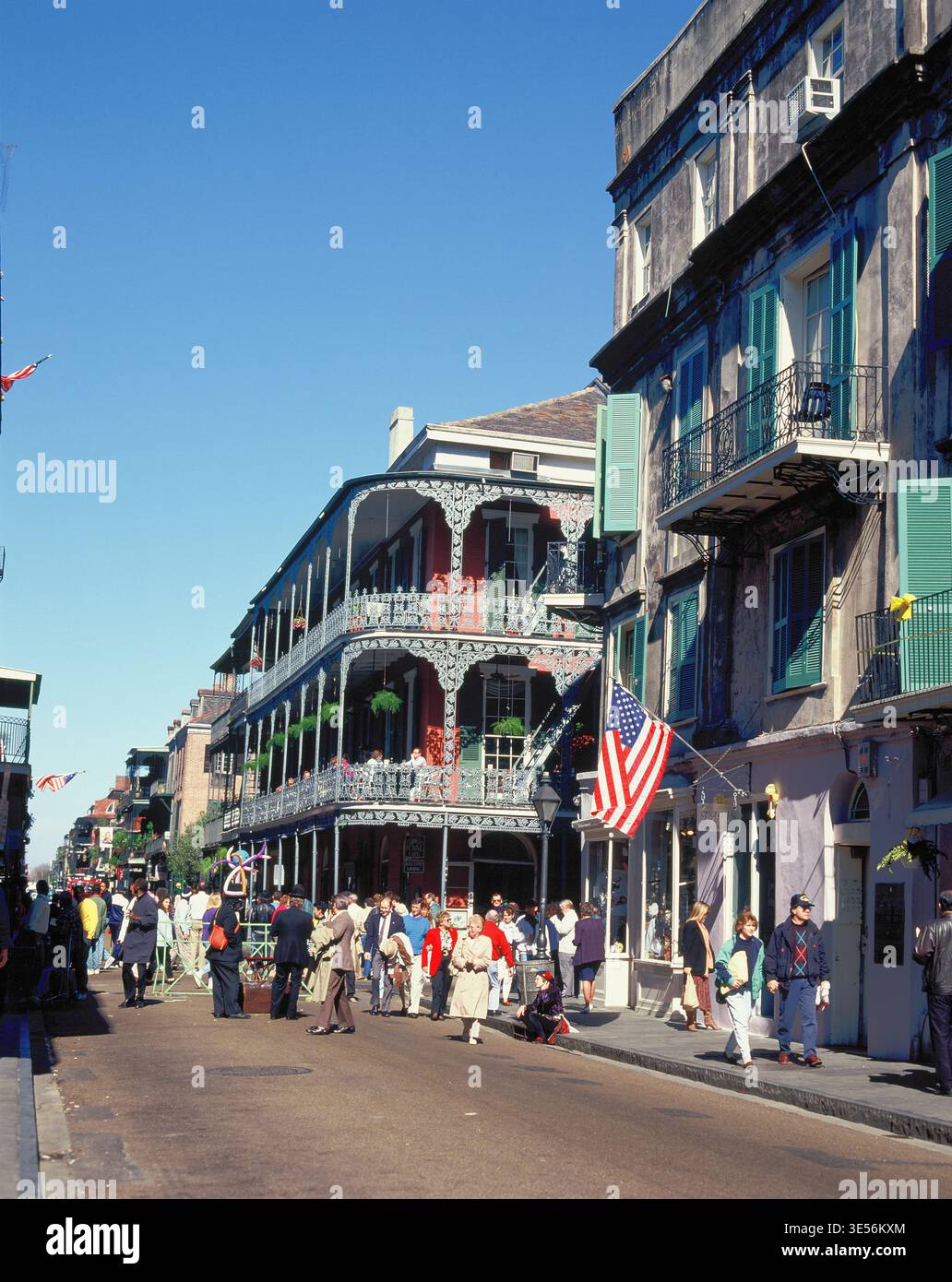 Stati Uniti. Stato della Louisiana. New Orleans. Quartiere francese. Ristorante con balconi in ferro battuto. Foto Stock