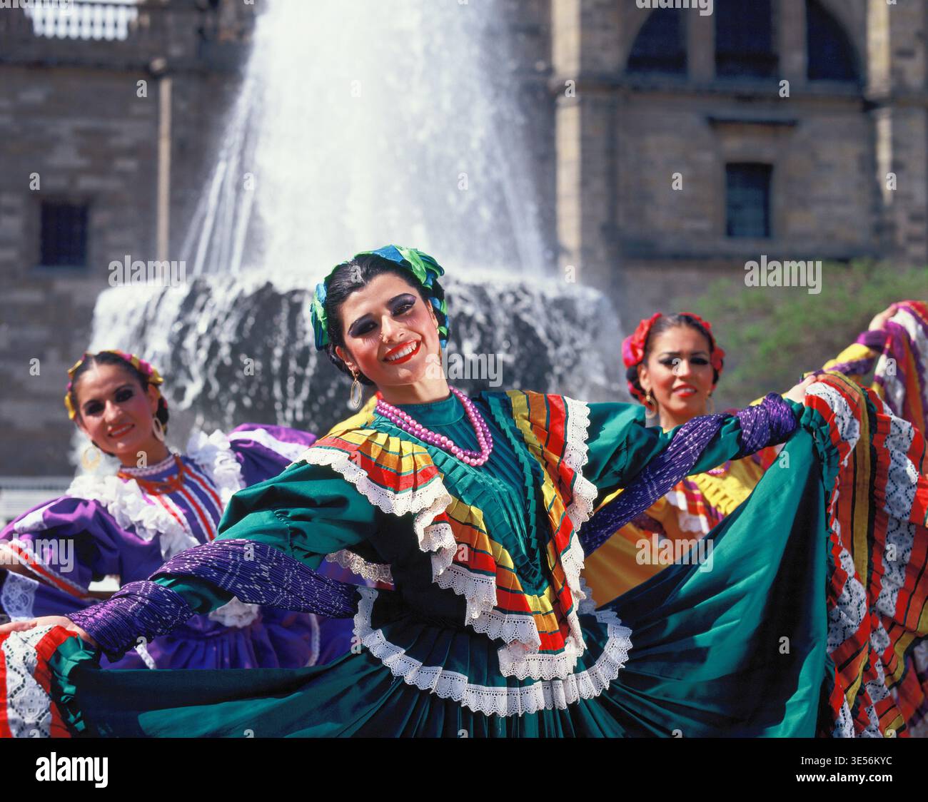 Messico. Stato Jalisco. Guadalajara. Carnevale. Giovani donne ballerini tradizionali. Foto Stock