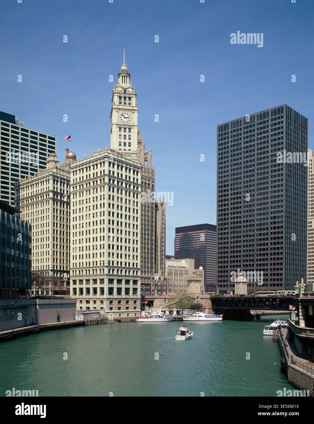 Stati Uniti. Illinois. Chicago. Grattacieli della città, tra cui la torre dell'orologio Wrigley Building. Foto Stock