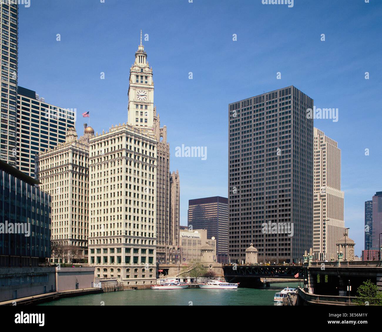 Stati Uniti. Illinois. Chicago. Grattacieli della città, tra cui la torre dell'orologio Wrigley Building. Foto Stock