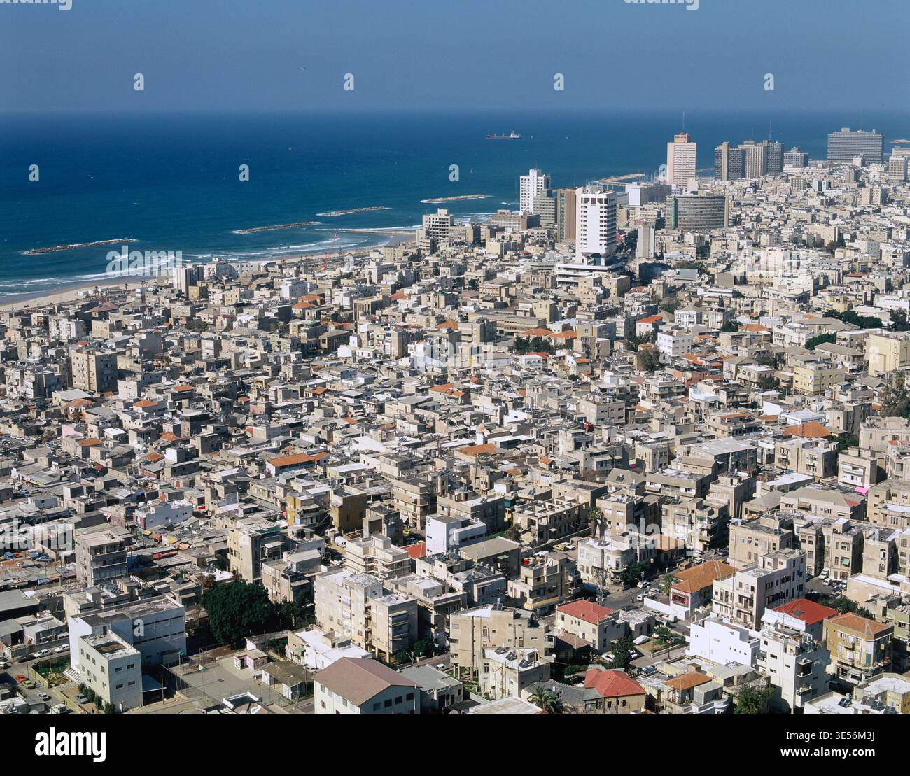 Israele. Tel Aviv - Yafo. Vista aerea della città verso la costa mediterranea. Foto Stock