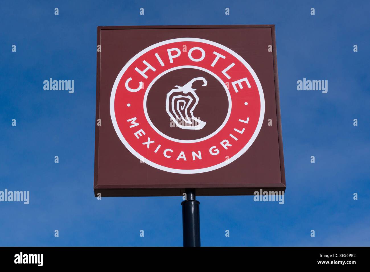 Alexandria, Minnesota, Stati Uniti, 1 marzo 2026: Segno esterno e logo del marchio Chipolte. Foto Stock