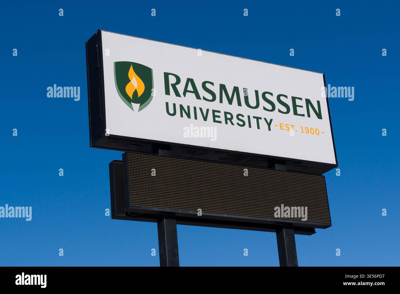 Moorehead, Minnesota, USA, 1 marzo 2026: Insegna esterna e logo del marchio della Rasmussen University. Foto Stock