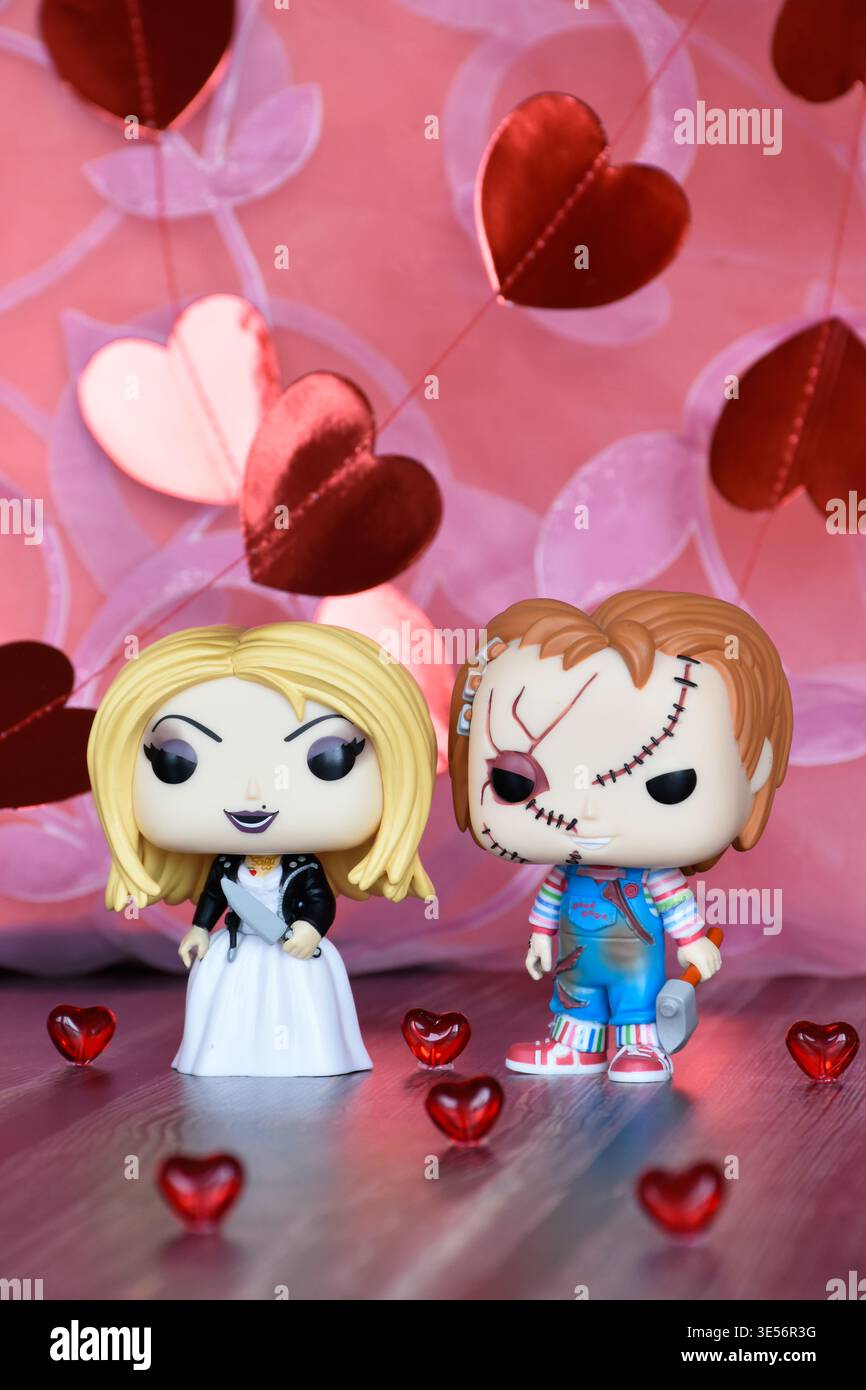 Funko Pop action figure di bambole assassine Chucky e Tiffany. San Valentino, cuori di carta rossa garland, cuori di vetro, mini bottiglia di pozione d'amore. Foto Stock