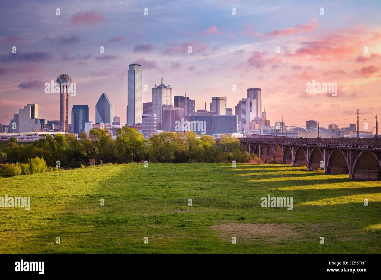 Dallas, Texas, Stati Uniti. Immagine della città dello skyline di Dallas, Texas, all'alba di primavera. Foto Stock