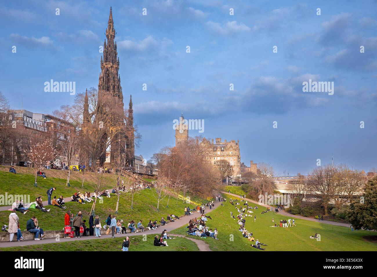 East Princes Street Gardens, parco pubblico nel centro di Edimburgo che mostra il monumento Scott e il Balmoral Hotel in primavera, Scozia, Regno Unito Foto Stock