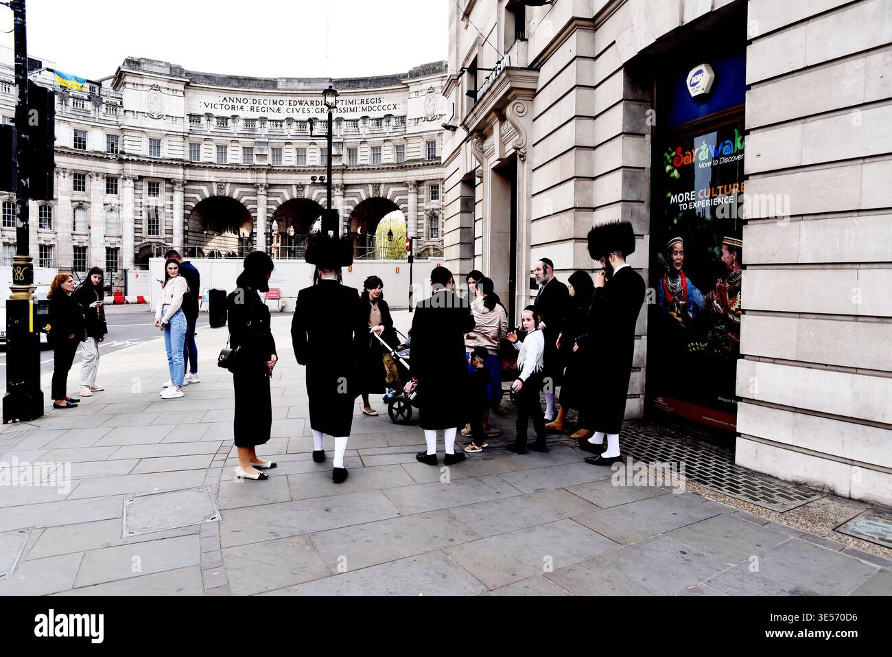 Sfruttando al massimo il bel tempo britannico, un gruppo di ebrei è stato visto fuori e intorno nel centro di Londra. Credito: Alamy Foto Stock