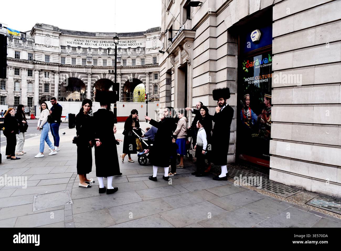 Sfruttando al massimo il bel tempo britannico, un gruppo di ebrei è stato visto fuori e intorno nel centro di Londra. Credito: Alamy Foto Stock