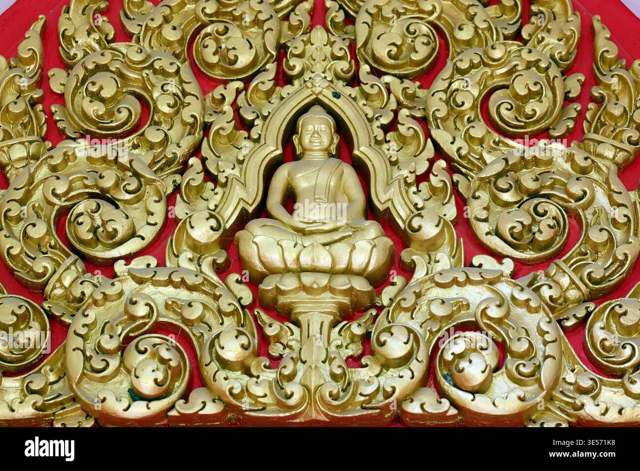 Tempio Wat Bo. Decorazioni dettagliate in stucco dorato in stile Khmer che mostrano la figura di Buddha incorniciata da motivi a foglia a spirale. SIEM Reap. Cambogia. Foto Stock