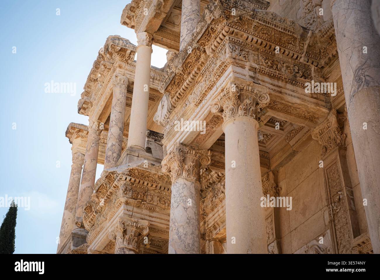 Dettagliata facciata della Biblioteca Celso a Efeso che mostra colonne corinzie e ornate incisioni architettoniche romane Foto Stock