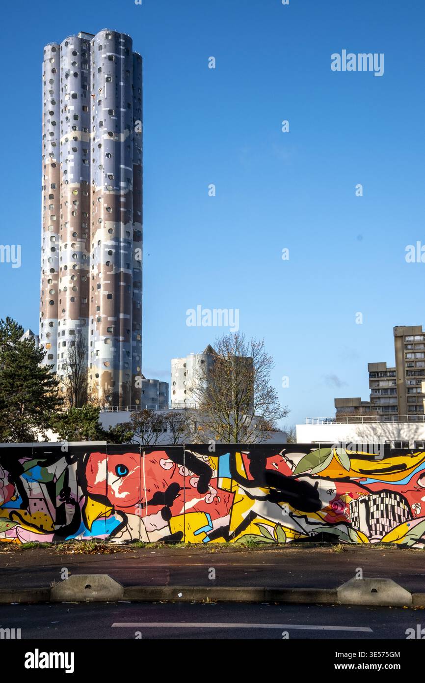 Edifici e graffiti a Nanterre, Francia Foto Stock