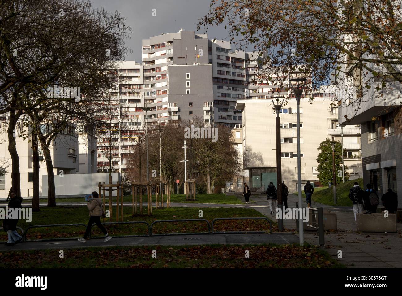 Edifici e passanti a Nanterre, Francia Foto Stock