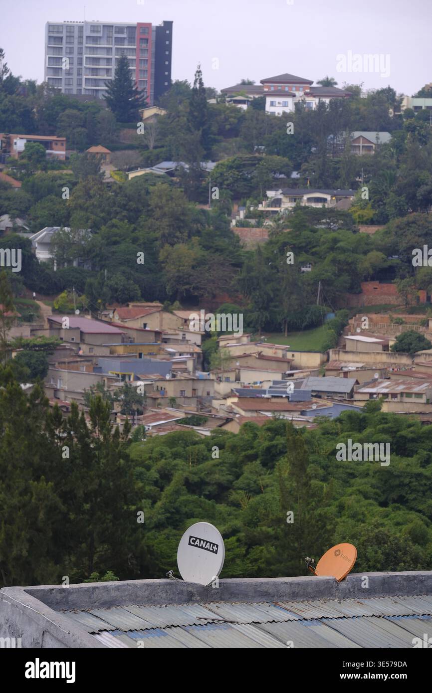 Antenne satellitari ed edifici a Kigali, Ruanda Foto Stock