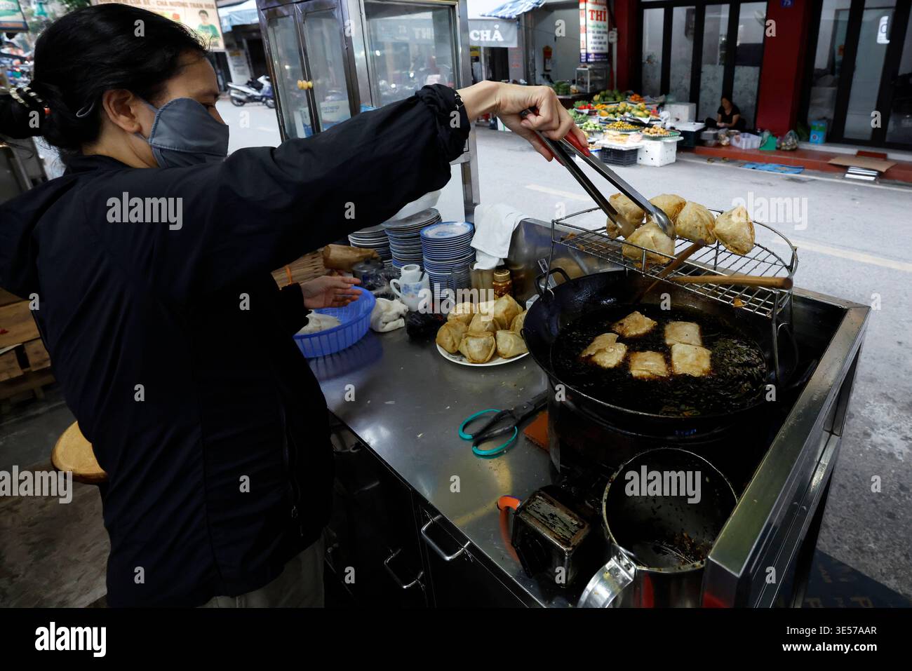 Croccanti panini di granchio vietnamiti fritti dorati. NEM cua. Ristorante di strada. Haiphong. Vietnam. Foto Stock