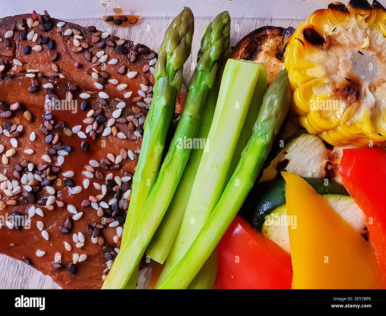 Vista ravvicinata dall'alto di un pasto gourmet alla griglia con bistecca rotonda a base di piante o funghi portobello conditi con salsa marrone lucida e. Foto Stock