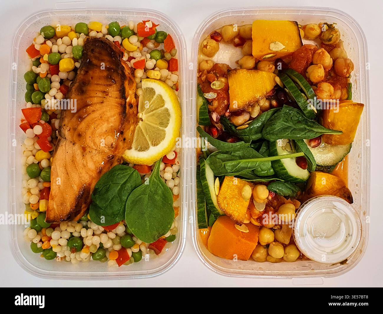 Due contenitori rettangolari in plastica trasparente per la preparazione delle farine posizionati uno accanto all'altro su sfondo bianco. Il contenitore sinistro contiene un filetto di salmone alla griglia Foto Stock