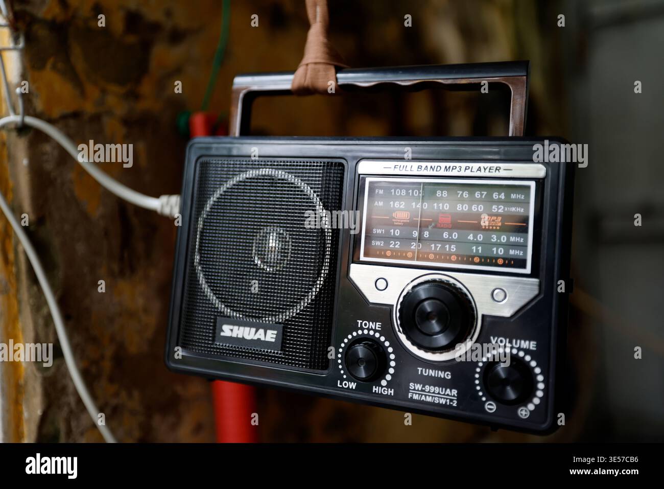 Radio a transistor retro nero con quadrante analogico e altoparlante montato su una superficie rustica. Haiphong. Vietnam. Foto Stock