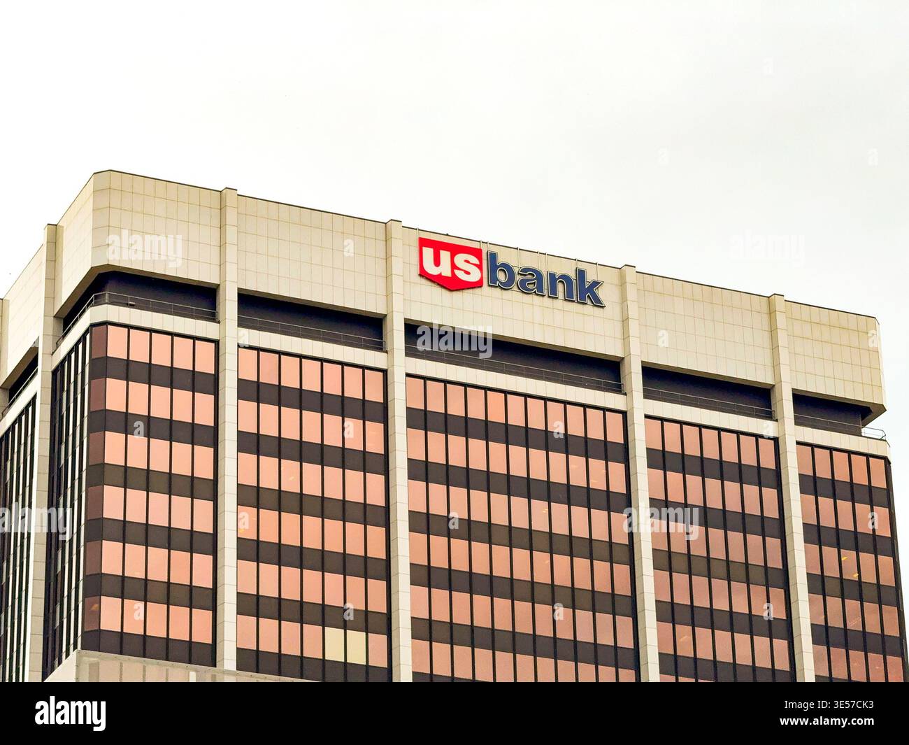 Denver, Colorado, USA - 2 giugno 2025: Vista esterna degli uffici della US Bank nel centro di Denver - Immagine stock catturata con smartphone