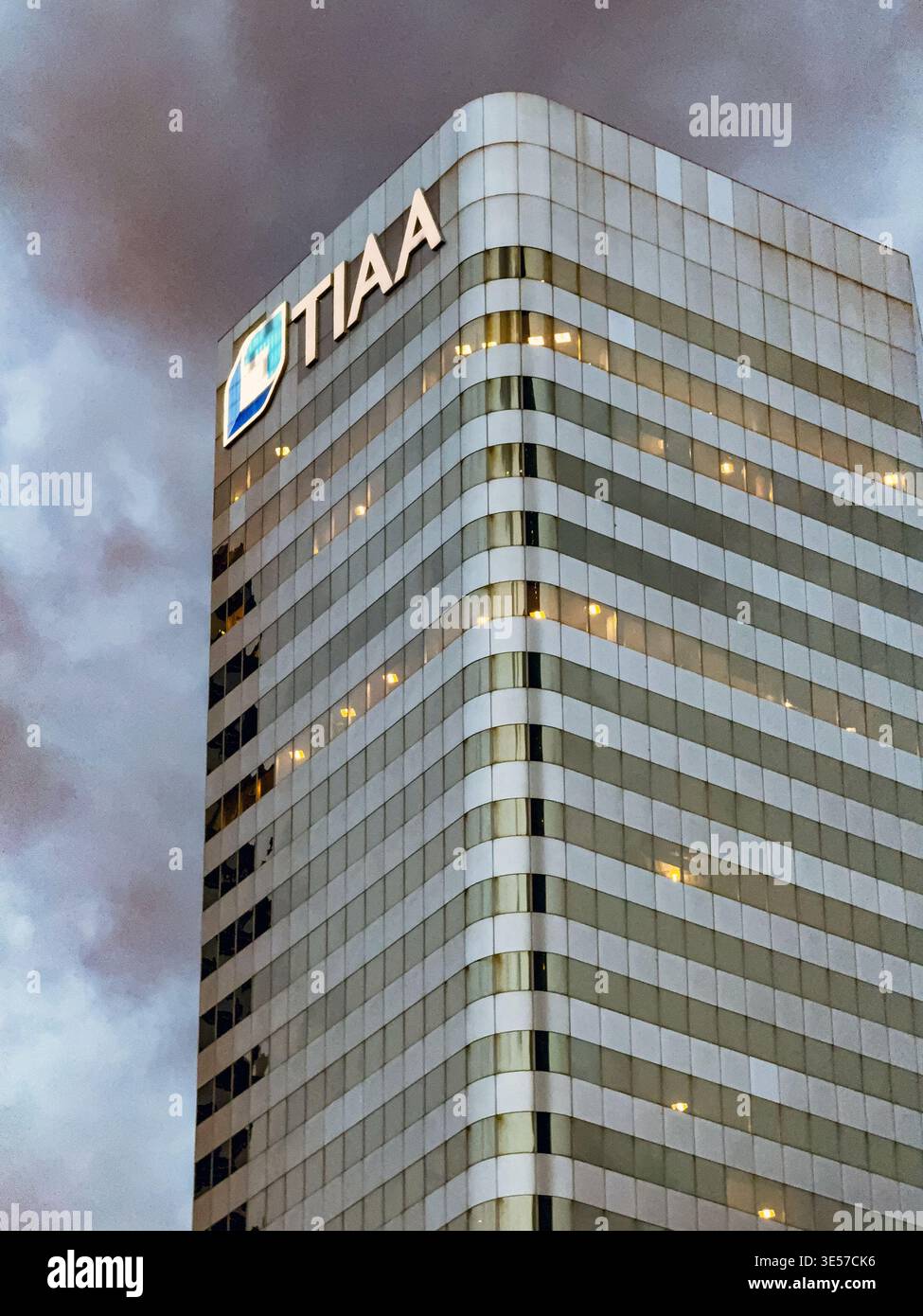 Denver, Colorado, Stati Uniti - 2 giugno 2025: Vista esterna degli uffici della TIAA a Denver. L'azienda è un'azienda di servizi finanziari. - Immagine stock catturata con smartphone