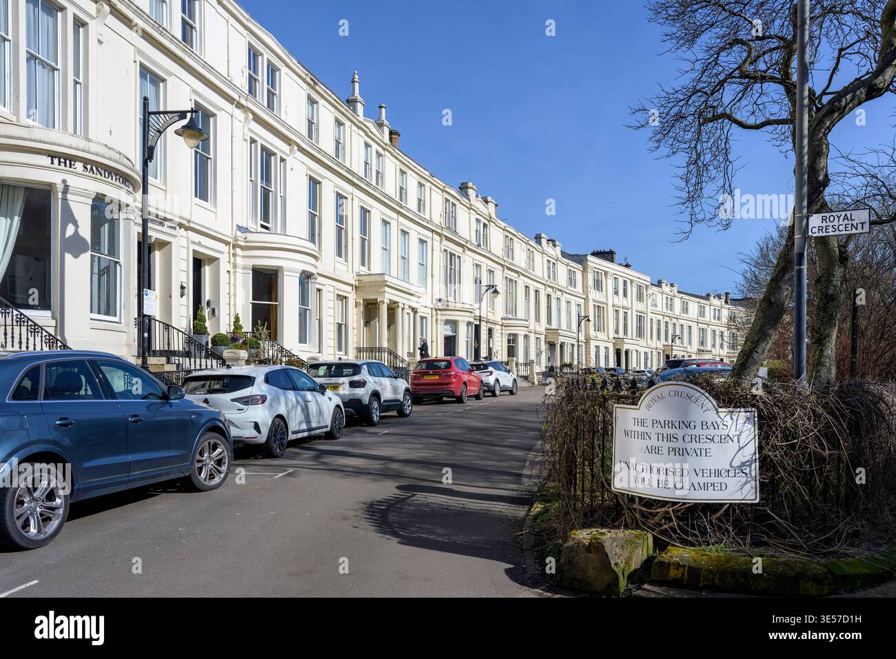 Case vittoriane a schiera costruite in stile georgiano su Royal Crescent, Glasgow, Scozia, Regno Unito Foto Stock