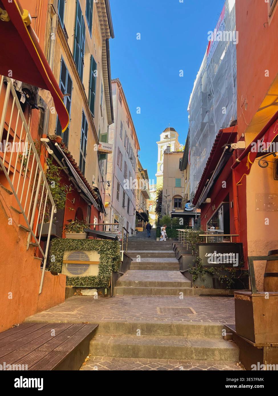 Vicolo stretto nel colorato Villefranche-sur-Mer, Francia - Immagine stock catturata con smartphone