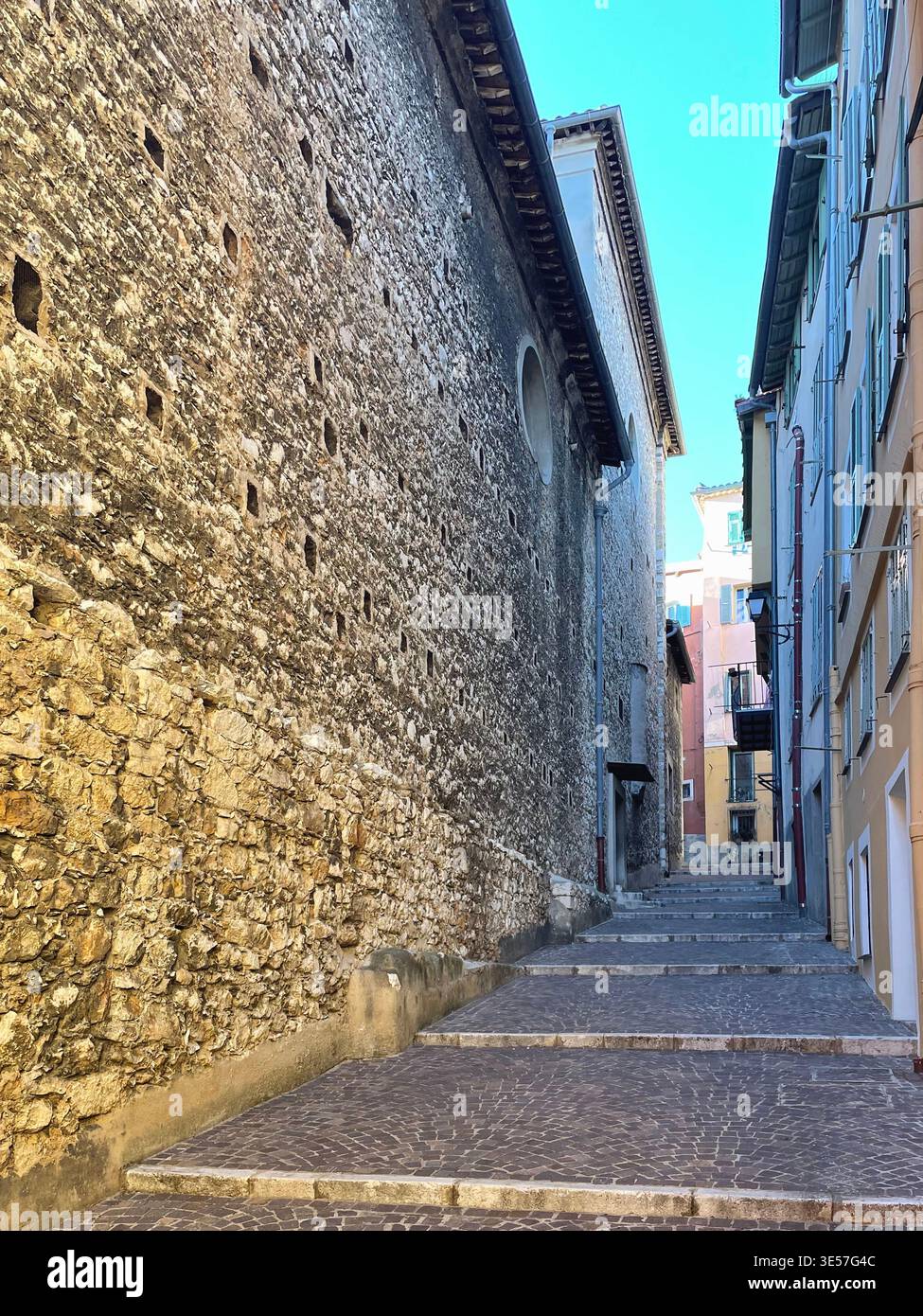 Vicolo stretto a Villefranche-sur-Mer, Francia - Immagine stock catturata con smartphone