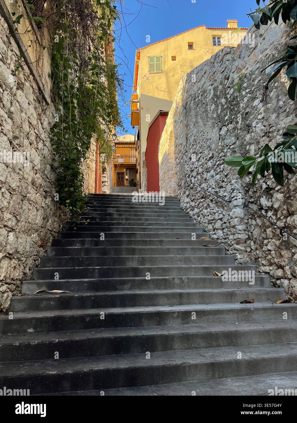 Scala nella pittoresca Villefranche-sur-Mer, Francia - Immagine stock catturata con smartphone