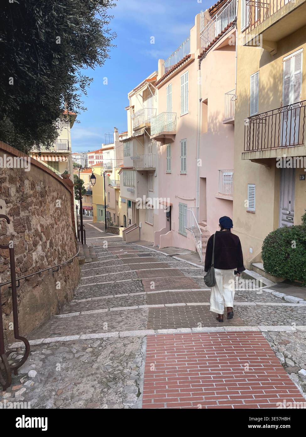 Cannes, Francia. Scalinata verso il Castello Castre e la Chiesa di nostra Signora dell'Esperanza (Église Notre-Dame d'Espérance). - Immagine stock catturata con smartphone