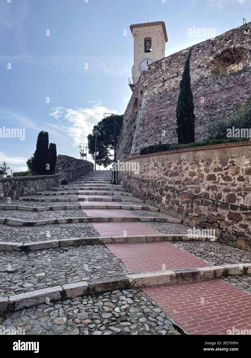 Cannes, Francia. Scalinata verso il Castello Castre e la Chiesa di nostra Signora dell'Esperanza (Église Notre-Dame d'Espérance). - Immagine stock catturata con smartphone
