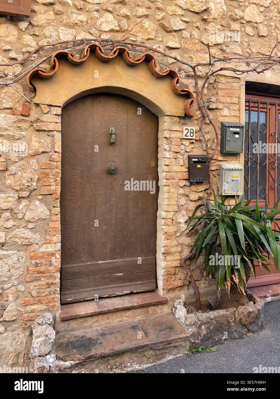 Porta pittoresca ad Antibes, in Francia - Immagine stock catturata con smartphone