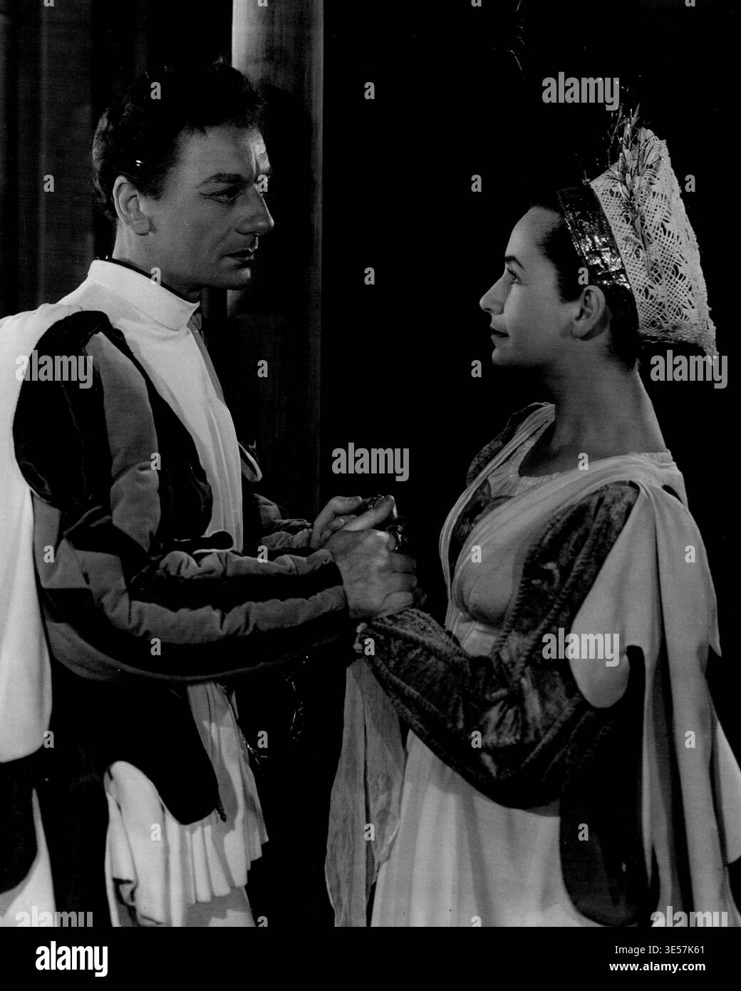 John Gielgud e Peggy Ashcroft in "Much Ado About Nothing" a Stratford. Per illustrare l'articolo per la pagina Sunday Theatre inviata in precedenza. 1° gennaio 1950. Foto Stock