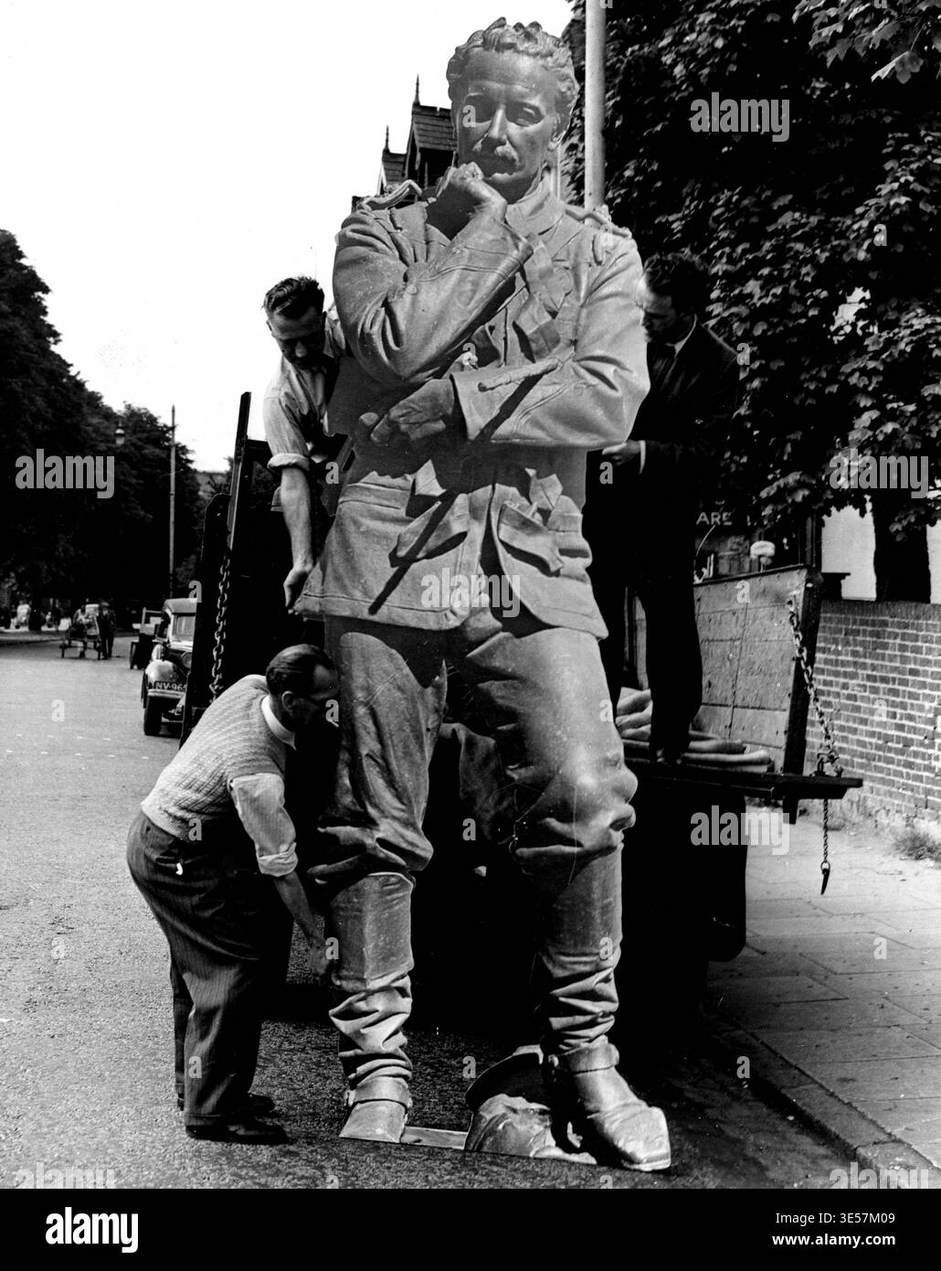 "Il sito del generale Journey's Site ha cercato la statua di Gordon: "Dove andiamo da hore?" - Il grande mock-up della statua di Gordon, è caricato su un camion, a Ealing. Un "Mock Up" fotografico di 11 metri della tanto discussa statua del generale Gordon, è stato realizzato su ordine del Ministero delle opere in modo che i membri della Commissione delle Belle Arti possano scegliere il luogo più adatto per la statua. In precedenza in Trafalgar Square, la statua di Gordon fu spostata per fare spazio ai memoriali di Beatty e Jellico. 17 giugno 1948. Foto Stock