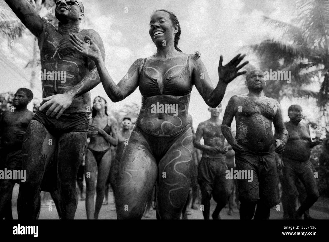 I festaioli sono rituali coperti di danze di fango durante la festa di strada del carnevale Bloco da Lama sulla spiaggia di Jabaquara a Paraty, Brasile. Foto Stock