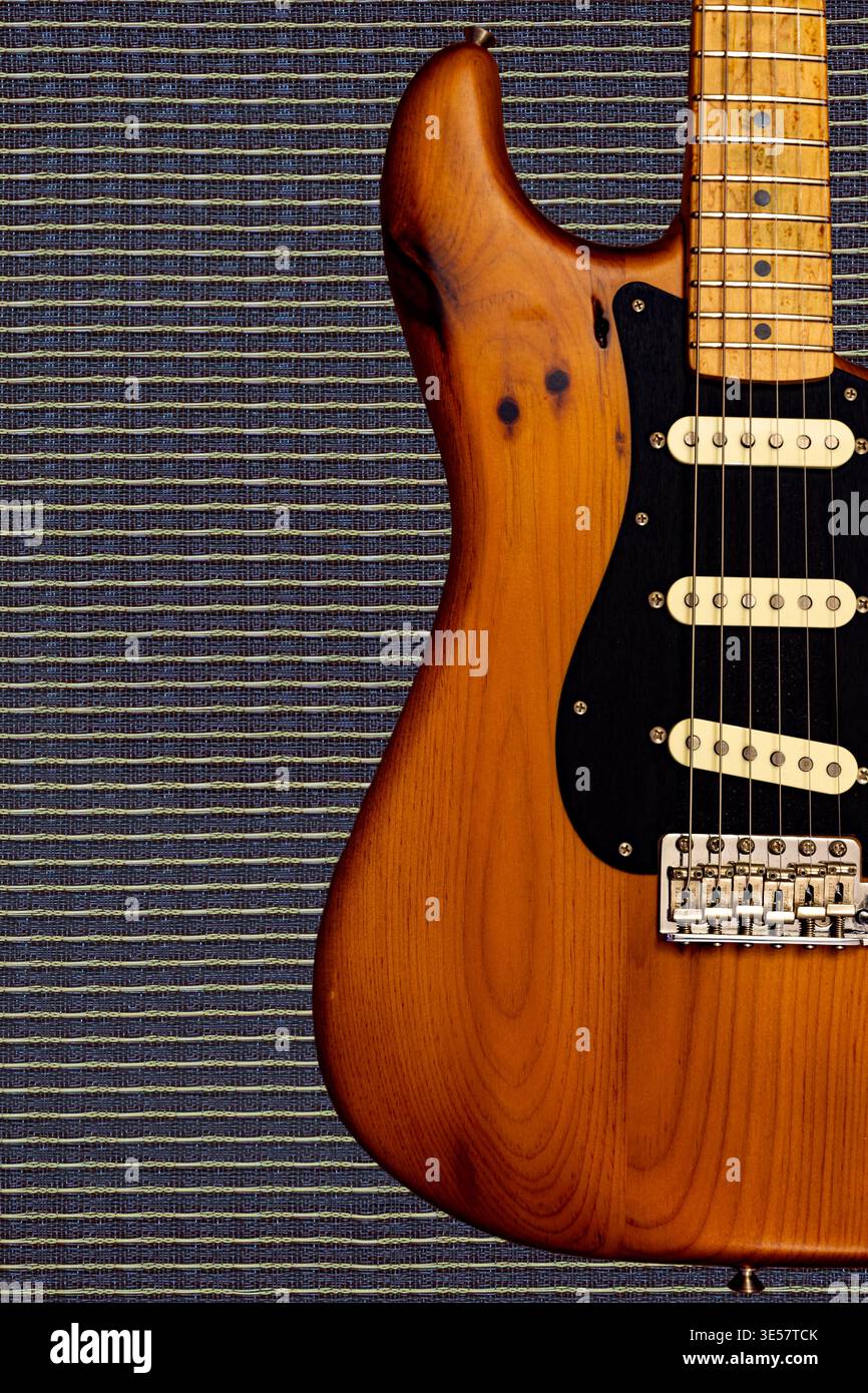 Una classica chitarra elettrica contro il tolex di un classico campionatore Foto Stock