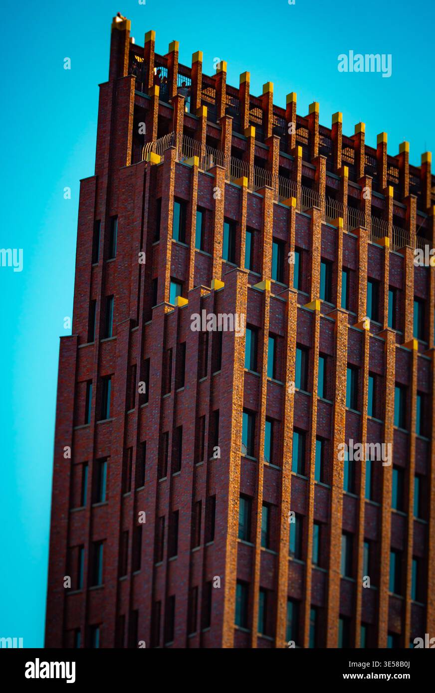 Facciata della torre Kollhoff, moderno grattacielo dettaglio all'ora blu, Potsdamer Platz, Mitte, Berlino, Germania Foto Stock